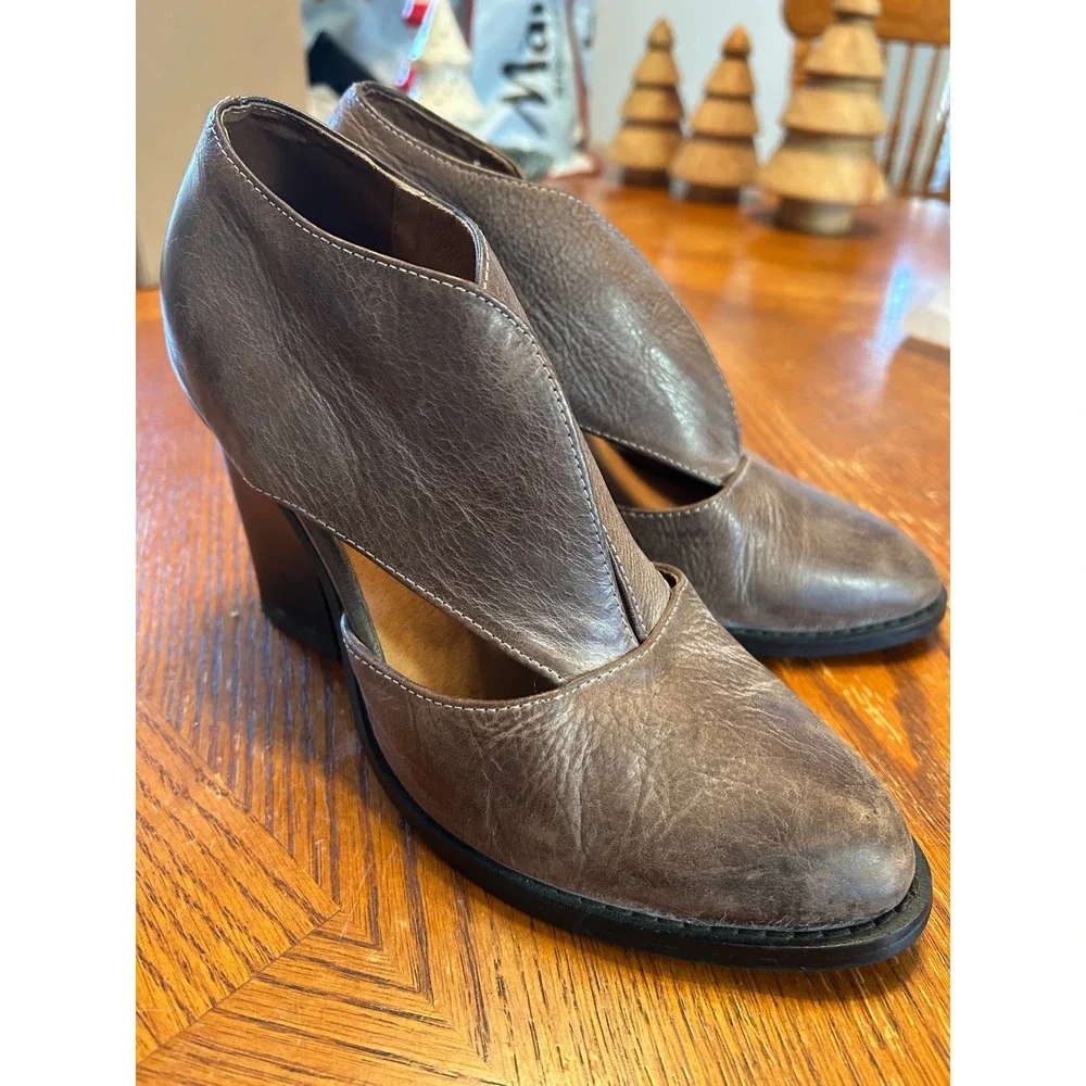 Free People x Jeffrey Campbell deep‎ v ankle leather heeled booties Sz 6 gray